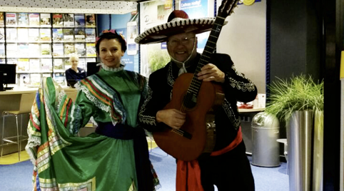 Mariachi een kledingoptie van volledig wit of zwart of roze