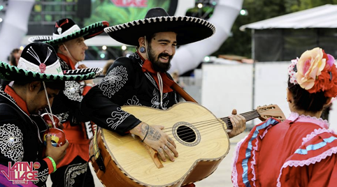 Mariachis met roze sombreros en shirts